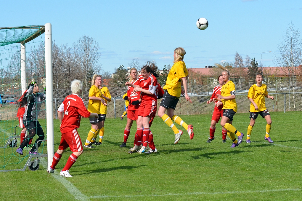 2012_0429_21.JPG - Jennifer Axelsson går upp och nickar på en södrahörna