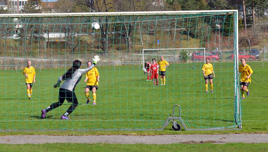2012_0429_25.JPG - Ida Asp slår straffen själv, bollen är på väg . . . .