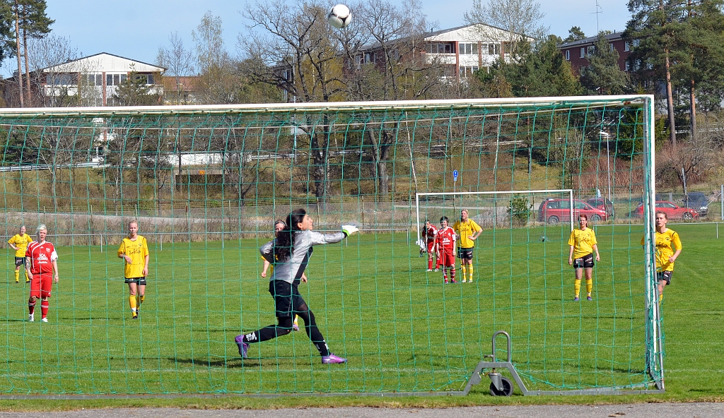 2012_0429_26.JPG - . . . . men slår i ribban och studsar ut på plan