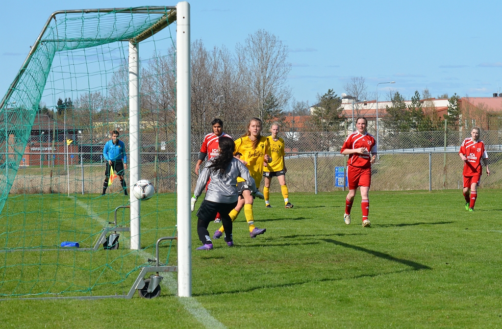 2012_0429_28.JPG - . . . . och Adelisa prickskjuter in 6-0 till Södra mellan stolpen och målvakten