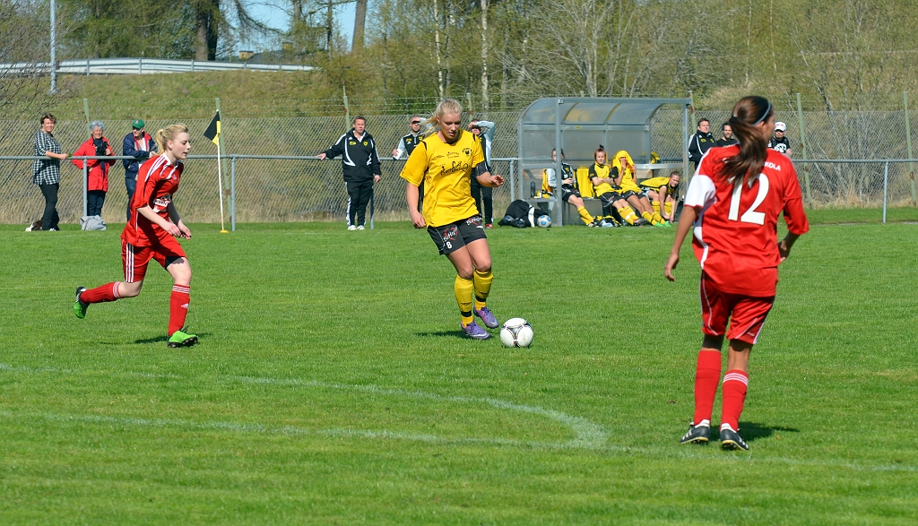 2012_0429_29.JPG - Amanda Segerstedt testar med ett skott från distans