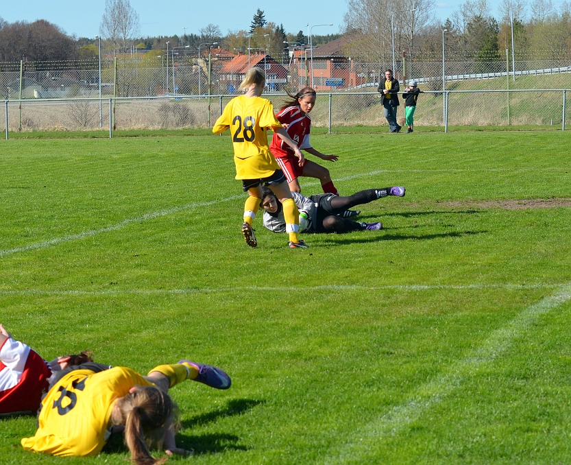 2012_0429_31.JPG - Salas målvakt greppar bollen framför fötterna på Hanna Garman efter ett inspel av Adelisa Grabus