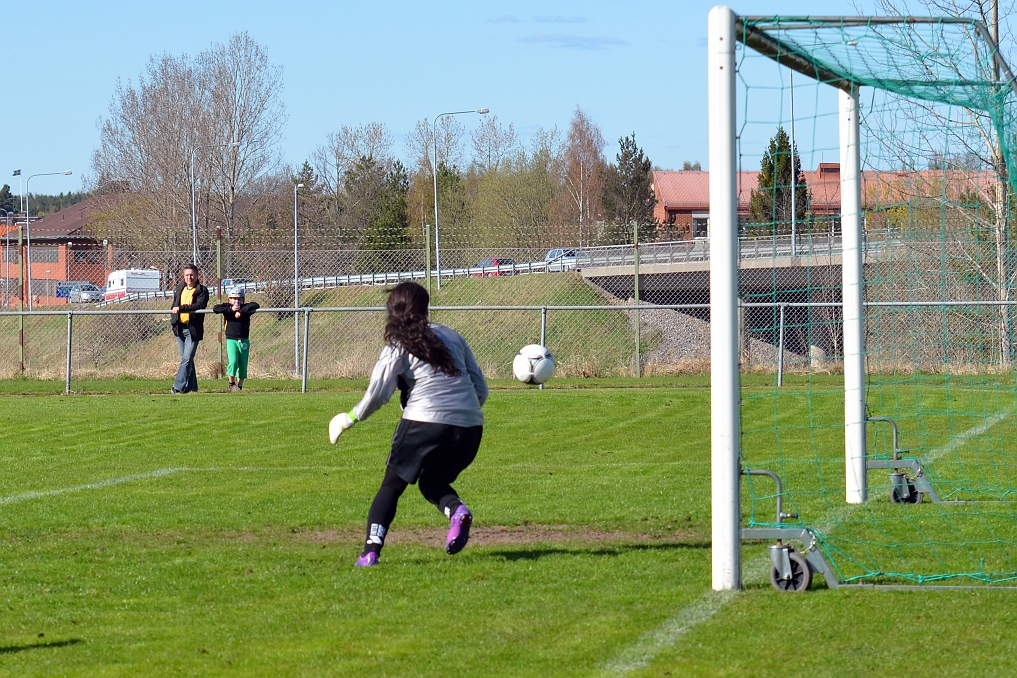 2012_0429_33.JPG - Ida Asp skjuter från yttre delen av straffområdet och gör 7-0 till Södra i 53:e minuten