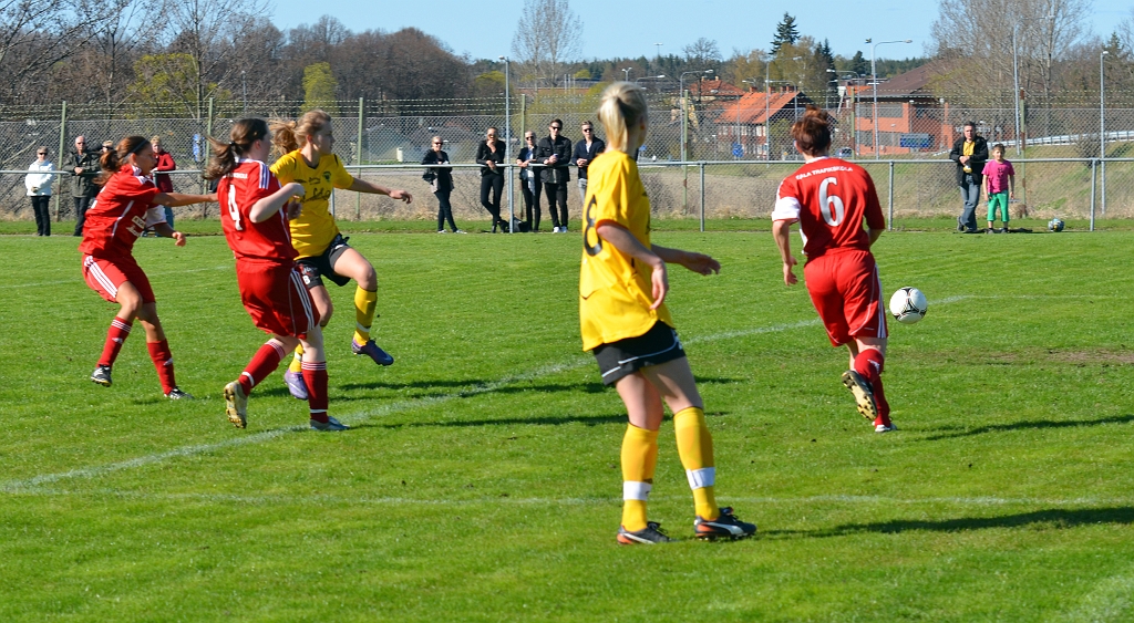 2012_0429_35.JPG - Hanna Garman har spelat in till Adelisa Grabus som skjuter direkt mot mål . . . .