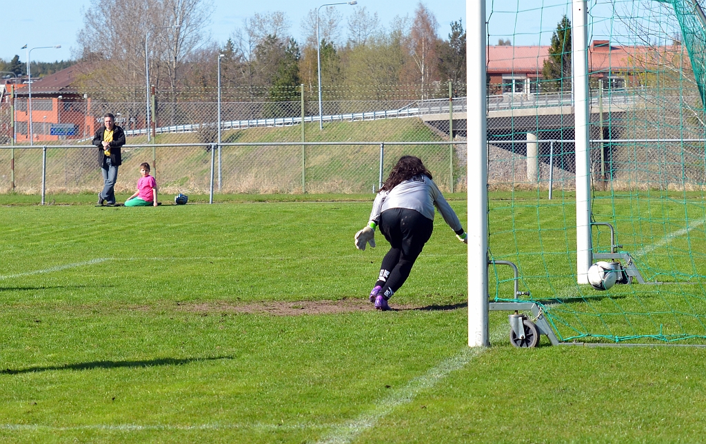 2012_0429_36.JPG - . . . . och bollen passerar målvakten in i målet, 8-0 till Södra