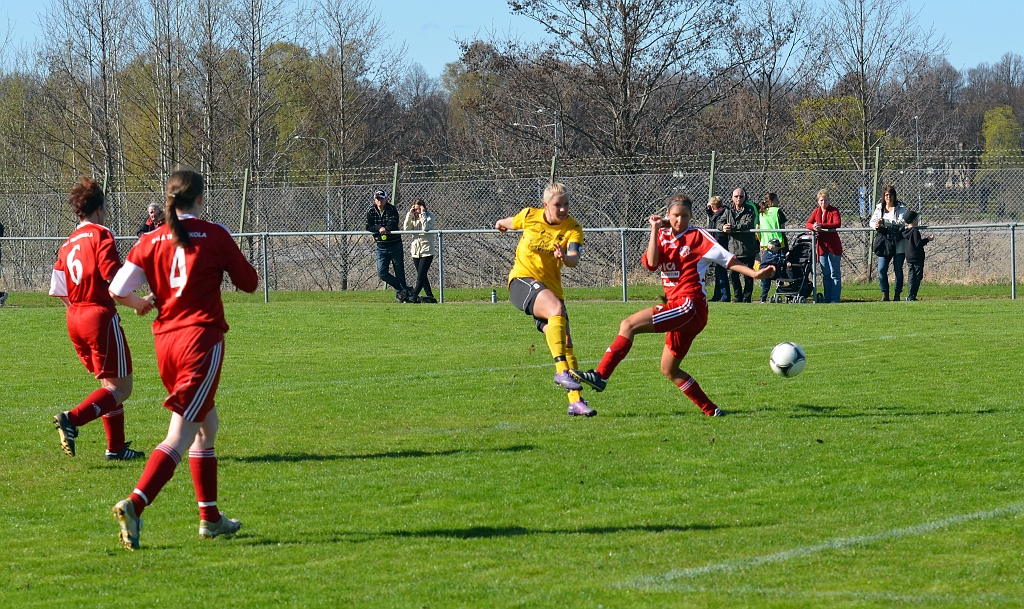 2012_0429_38.JPG - Amanda Segerstedt trycker iväg bollen med bra fart och det resulterar i 9-0 till Södra