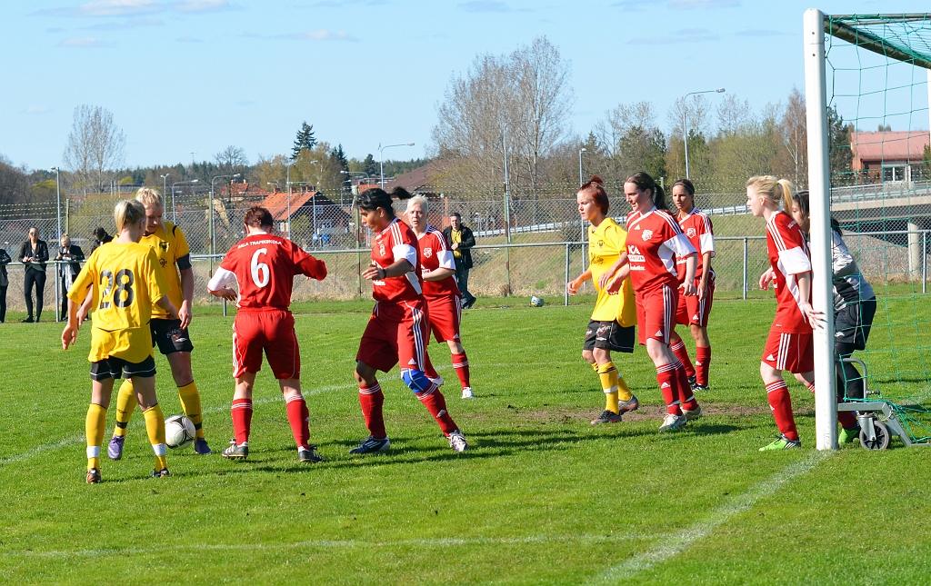 2012_0429_42.JPG - Salaförsvaret får undan bollen till slut efter en södrahörna