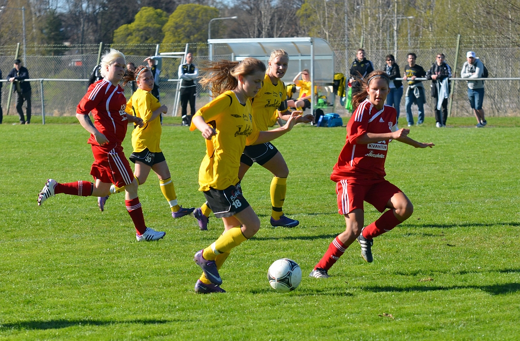 2012_0429_43.JPG - Adelisa Grabus i favoritläge i straffområdet och det betyder . . . .