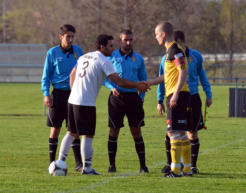 2012_0502_185814AA.JPG - Lagkaptenerna hälsar på domarna och på varandra