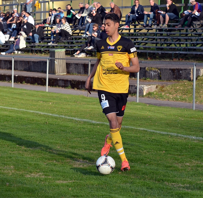 2012_0502_190135AA.JPG - Jaser Al-Mosawy avancerar fram på kanten