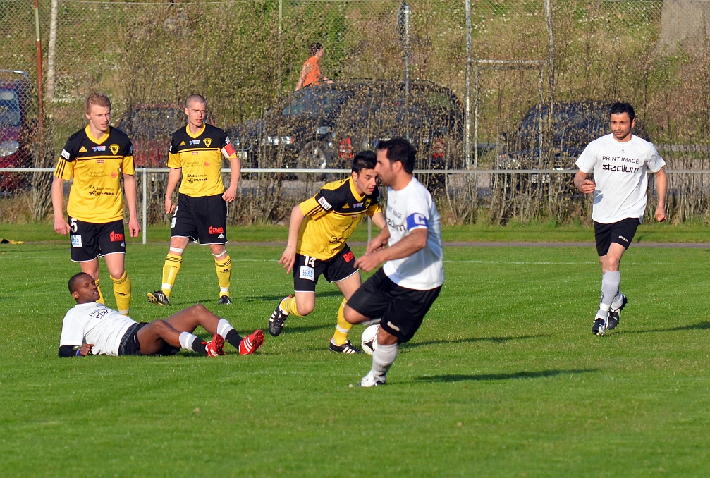 2012_0502_190336AA.JPG - Mergim Bekaj bryter och tar med sig bollen