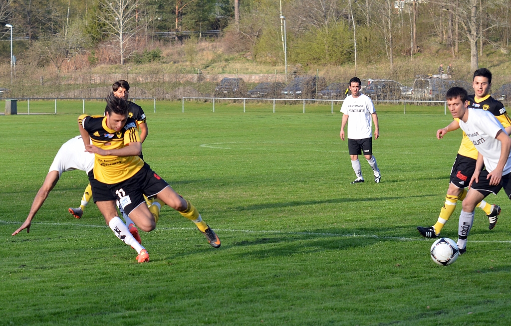 2012_0502_190401AA.JPG - Rio Babovic försöker komma loss på en djupledsboll