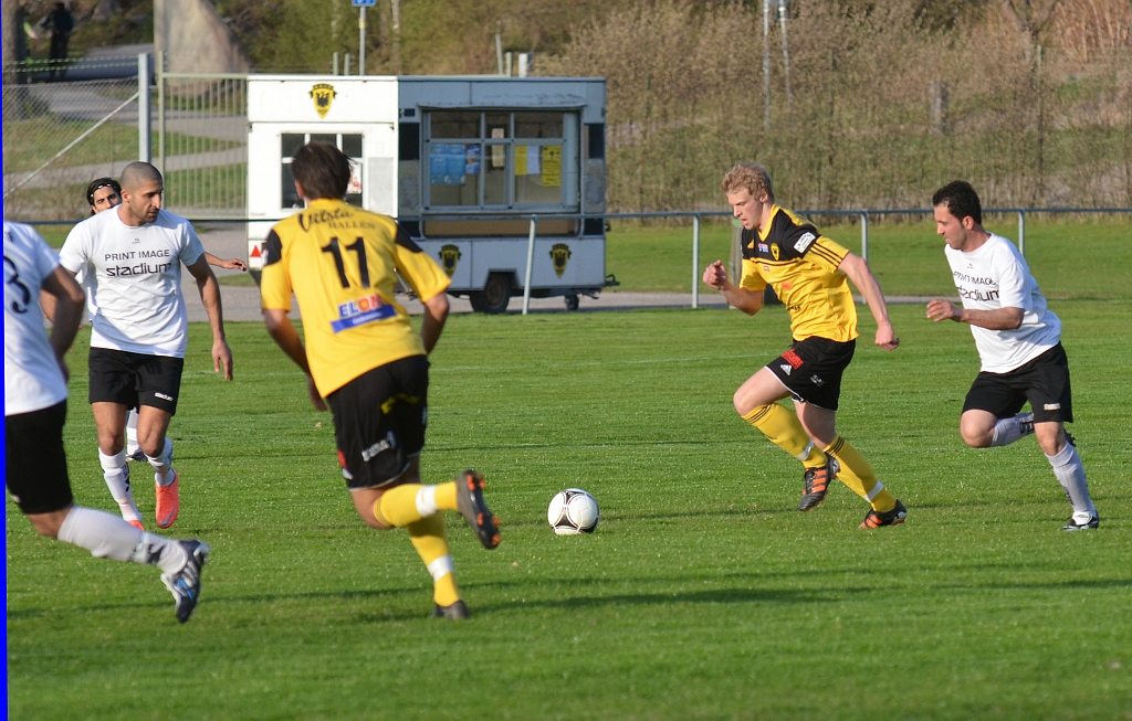 2012_0502_190412AA.JPG - Filip Stjernfeldt avancerar fram med bollen och går för ett avslut . . . .