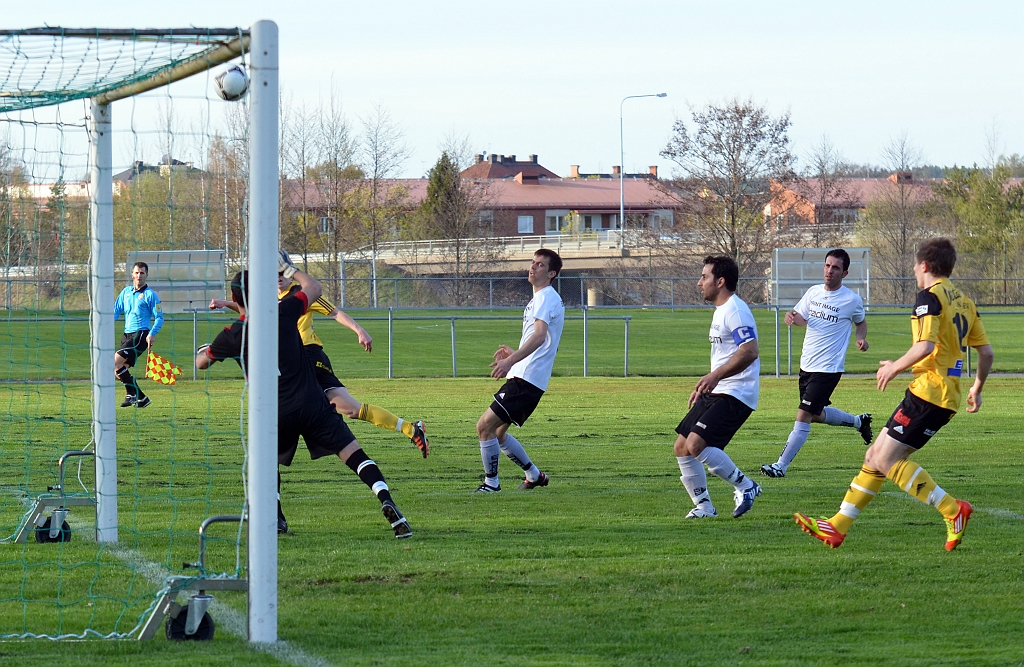 2012_0502_190417AA.JPG - . . . . men bollen går en bit över målet