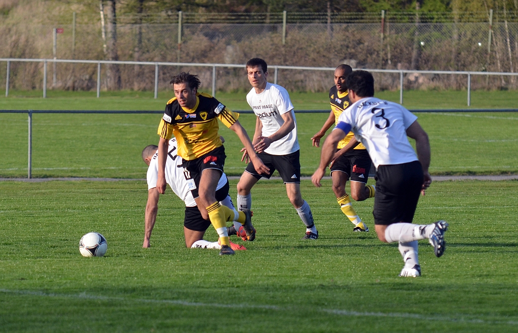 2012_0502_190538AB.JPG - Rio Babovic har blicken inställd på att gå fram mot mål