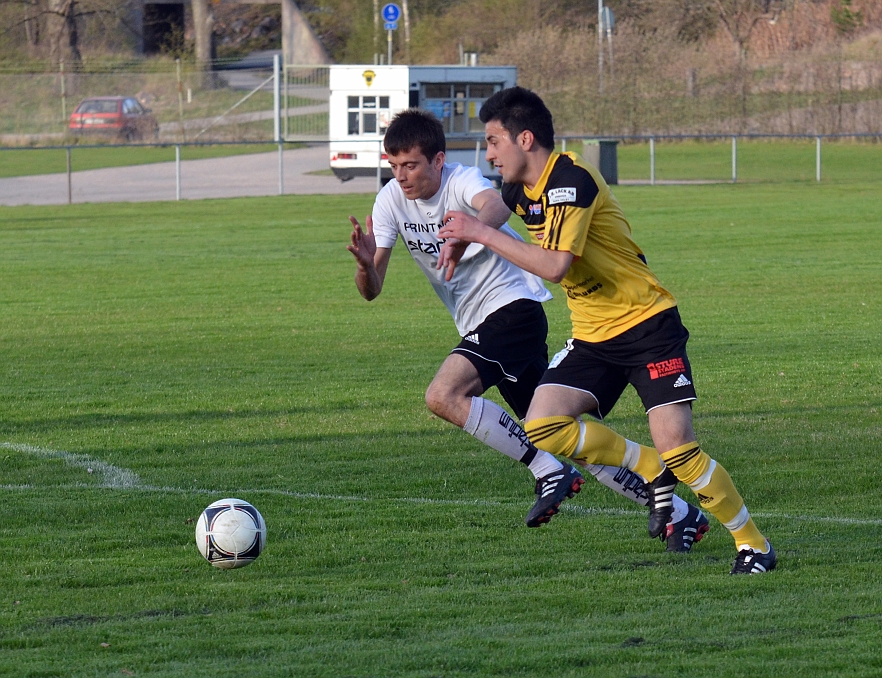 2012_0502_190735AA.JPG - Mergim Bekaj utmanar i straffområdet . . . .