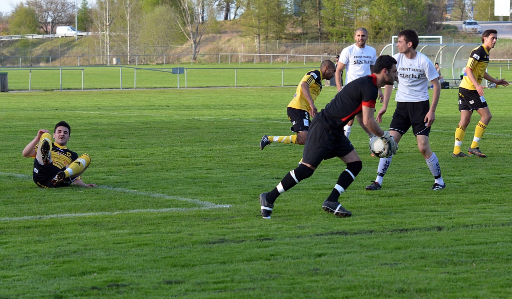 2012_0502_190738AA.JPG - . . . . men Bäckby's målvakt kommer ut och tar hand om bollen