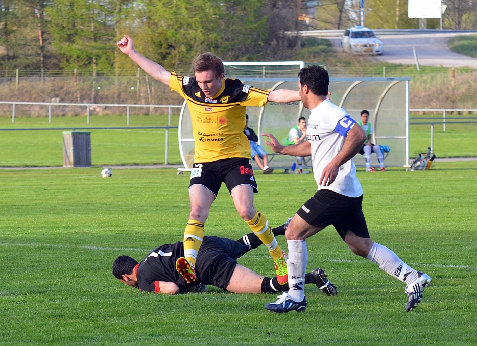 2012_0502_190909AA.JPG - Bäckby's målvakt hinner plocka in bollen innan Brandon Wade hinner fram