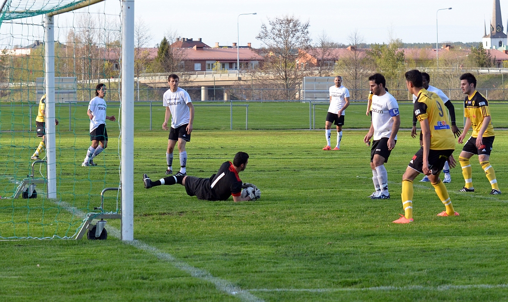 2012_0502_191254AA.JPG - Bäckby's målvakt tar hand om bollen efter ett inspel från kanten