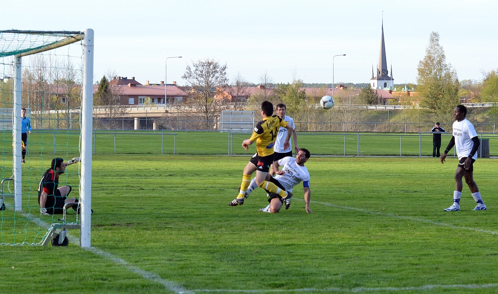 2012_0502_191623AB.JPG - Mergim Bekaj är framme och oroar bäckbyförsvaret