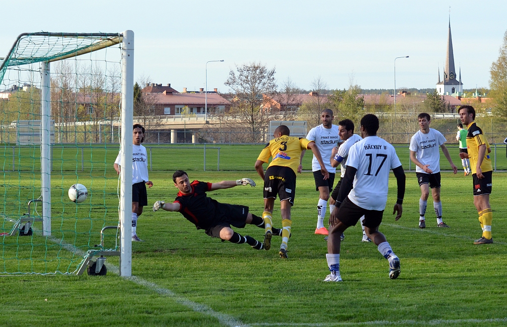 2012_0502_191758AA.JPG - David persson nickar in 1-0 till Södra efter en hörna