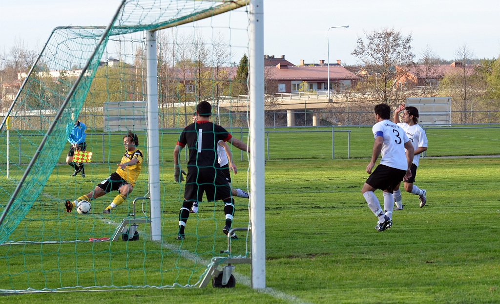 2012_0502_192002AA.JPG - Rio Babovic hinner inte riktigt fram innan bollen är över linjen och ass. domaren höjer flaggan
