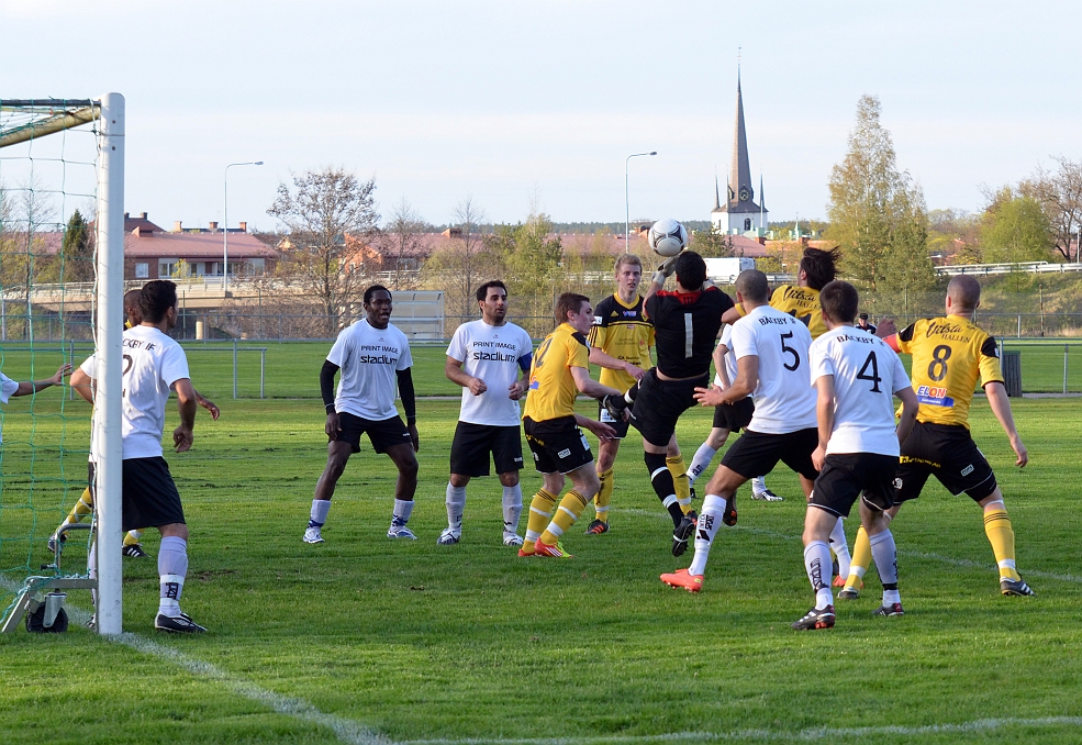 2012_0502_192252AA.JPG - Bäcby's målvakt fångar in bollen efter en hörna