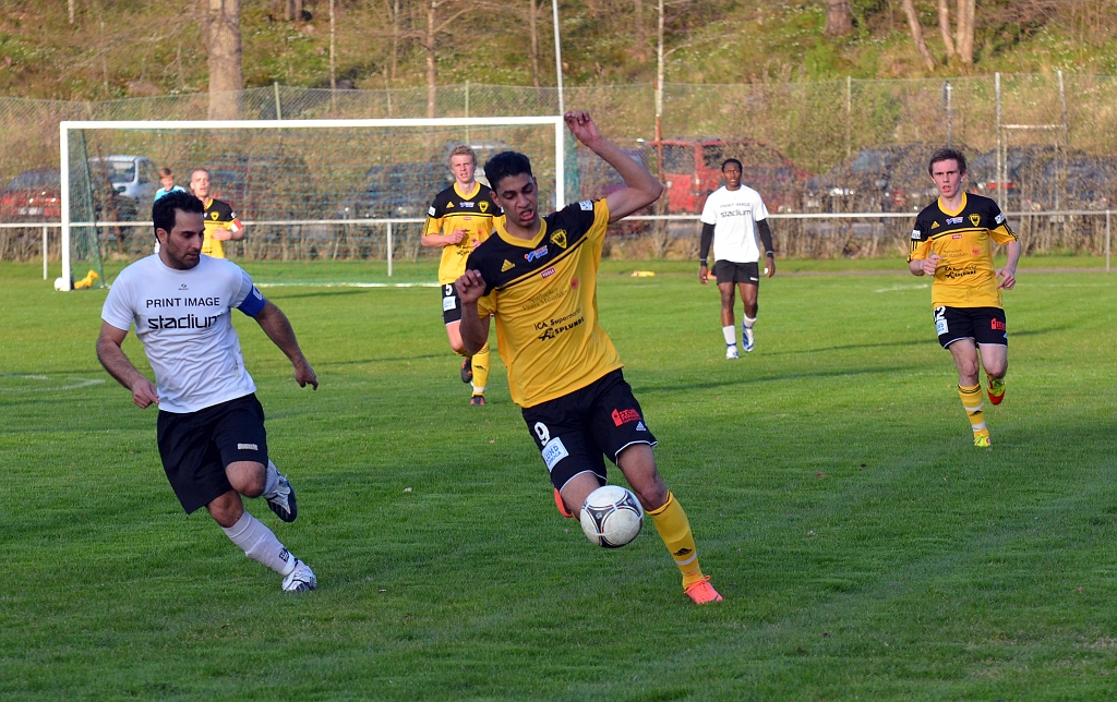 2012_0502_193012AB.JPG - Jaser Al-Mosawy försöker komma förbi på utsidan av backen