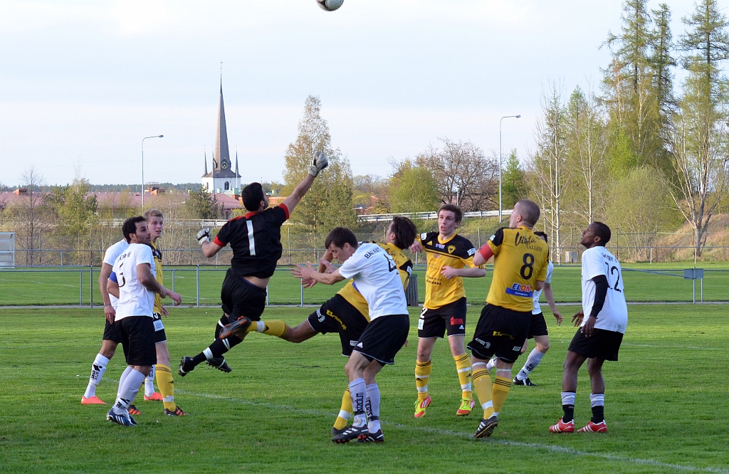 2012_0502_193045AA.JPG - Bäckby's målvakt boxar undan bollen