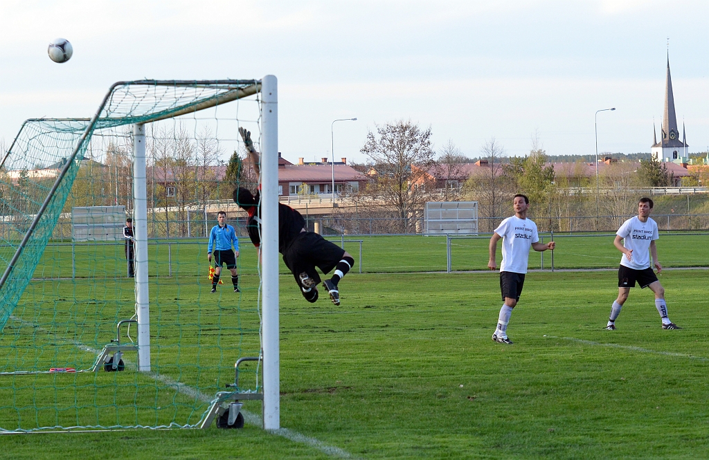 2012_0502_193122AA.JPG - Frispark för Södra, men bollen går en bit över ribban