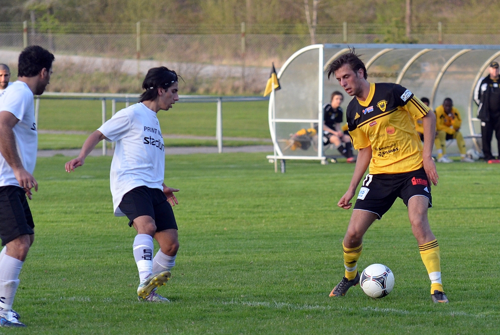 2012_0502_193341AA.JPG - Rio Babovic utmanar Bäckby försvaret