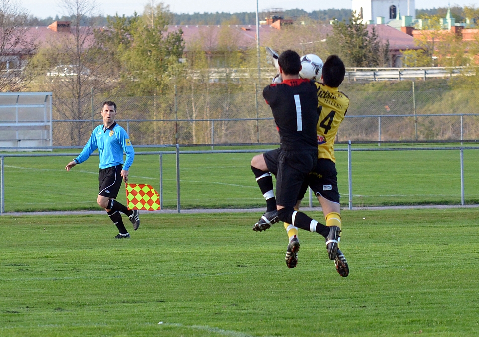 2012_0502_193604AA.JPG - Mergim Bekaj i kamp om bollen med målvakten