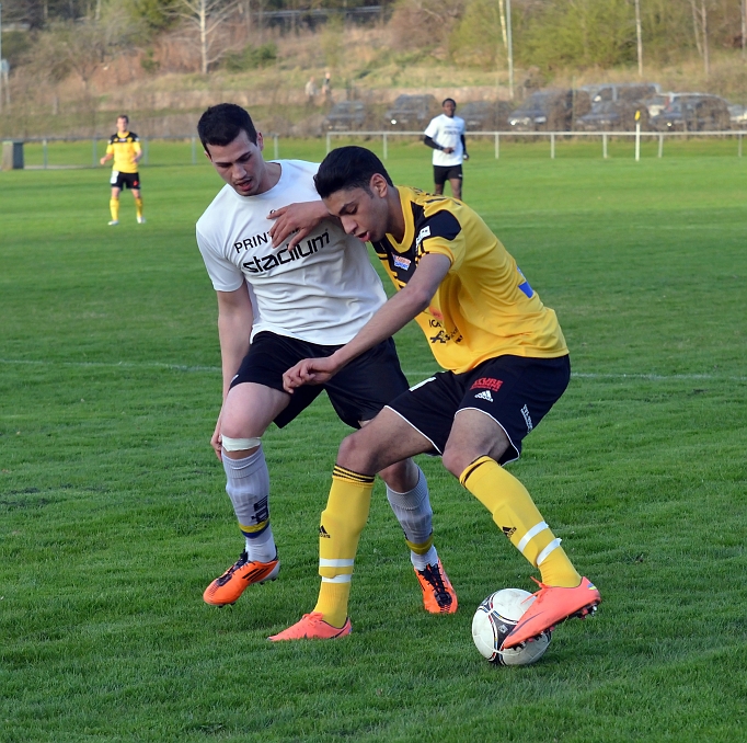 2012_0502_193952AA.JPG - Jaser Al-Mosawy utmanar i straffområdet