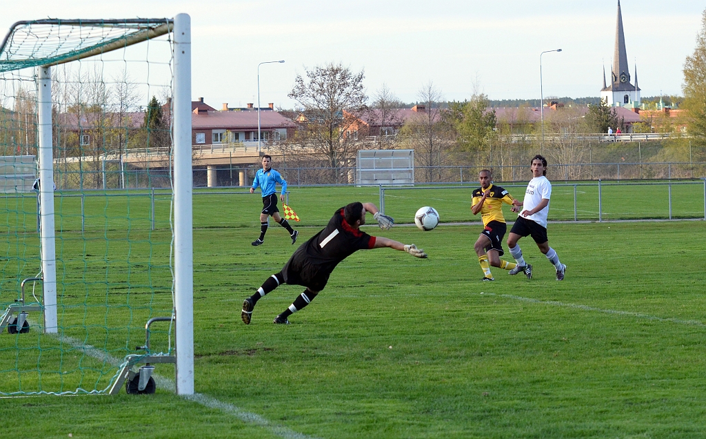 2012_0502_194007AB.JPG - Bäckby's målvakt täcker av målet när David Persson skjuter från kanten