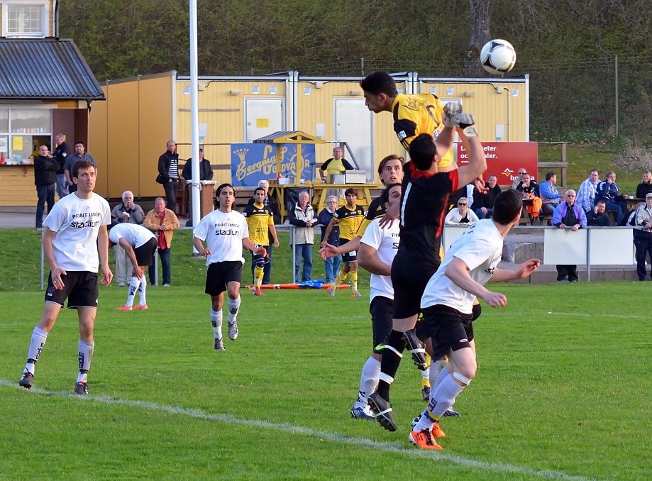 2012_0502_200044AB.JPG - Jaser Al-Mosawy är uppe och försöker nicka men målvakten boxar undan bollen men . . . .