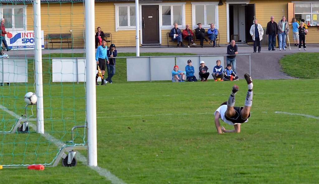 2012_0502_200047AB.JPG - . . . . bollen hamnar hos Mergim Bekaj som skjuter mot ett nästan tomt mål, 2-0 till Södra