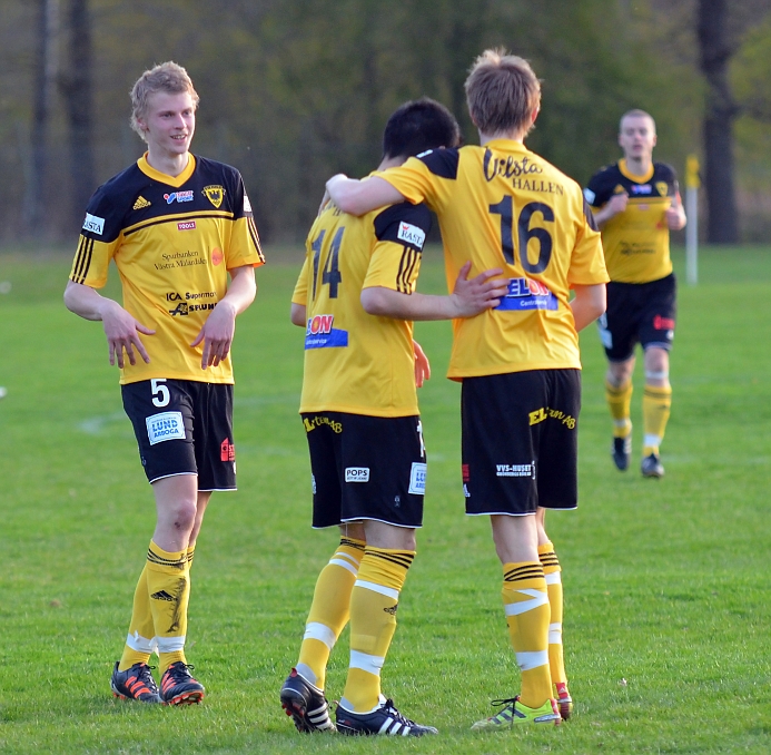 2012_0502_200051AA.JPG - Glada miner hos södrakillarna efter målet 