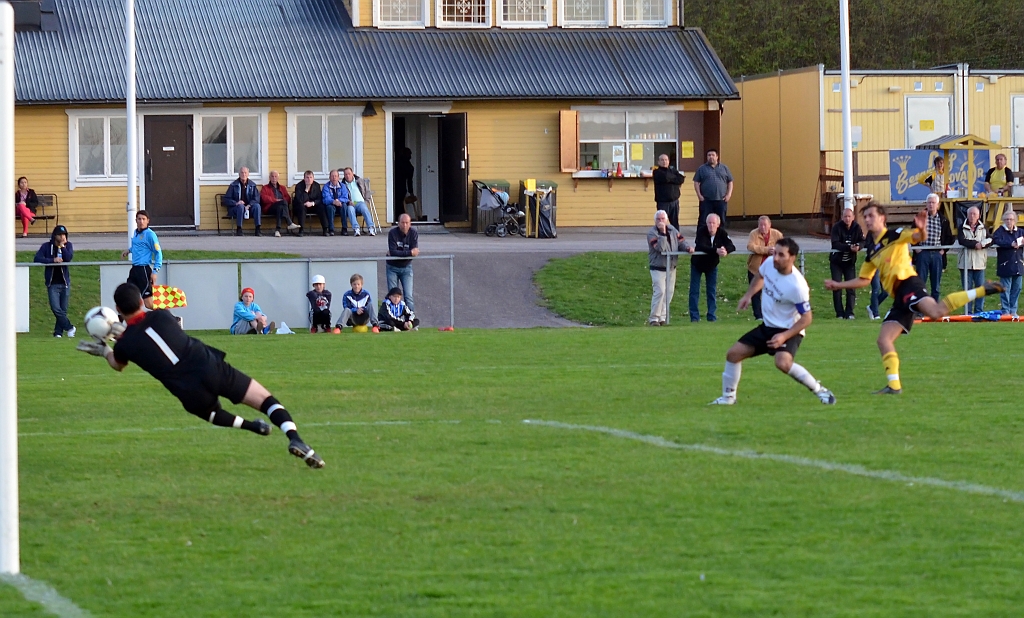 2012_0502_200319AA.JPG - Rio Babovic testar med skott men målvakten räddar