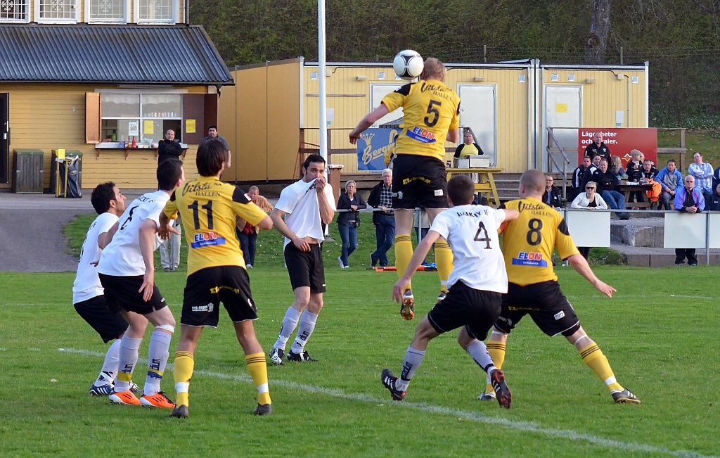 2012_0502_200348AA.JPG - Filip Stjernfeldt går upp och nickar bollen efter en hörna