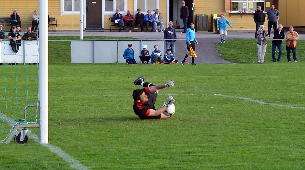 2012_0502_200501AB.JPG - Bäckby's målvakt är nere och täcker ett skott från distans