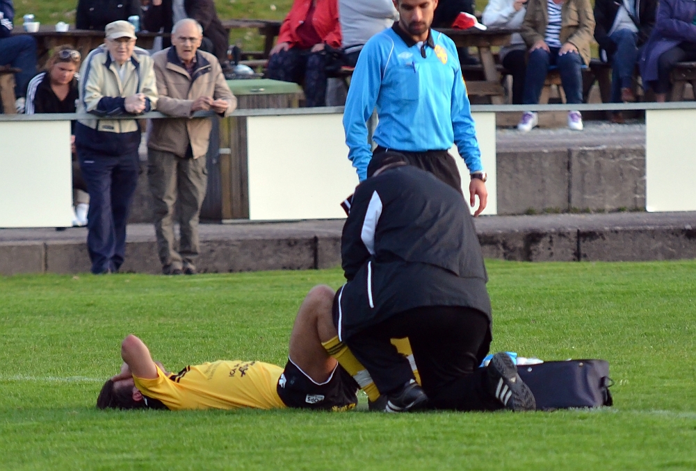 2012_0502_200809AA.JPG - Rio Babovic stukade foten och blir omvårdad, fick senare gå av pga skadan