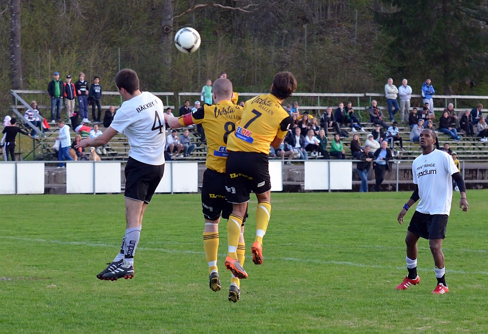 2012_0502_201730AB.JPG - Gustav Gustavsson och Karim Safari går upp på samma boll