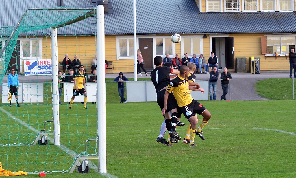 2012_0502_201732AA.JPG - David Persson är framme och oroar målvakten, som dock får undan bollen