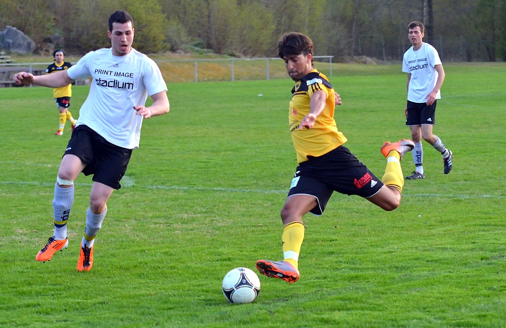 2012_0502_201910AB.JPG - Karim Safari går för ett avslut