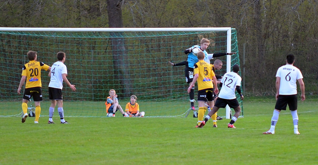 2012_0502_202048AA.JPG - Södra's målvakt Emil Gillberg går upp och plockar in bollen