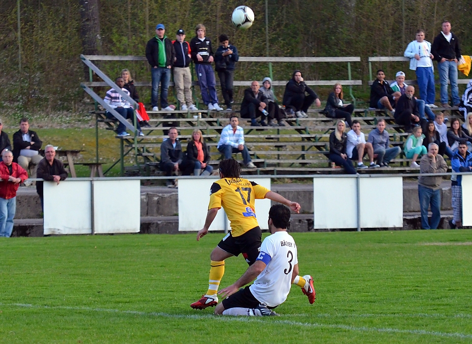 2012_0502_202212AA.JPG - Bewar Mohammad jobbar på en höjdboll
