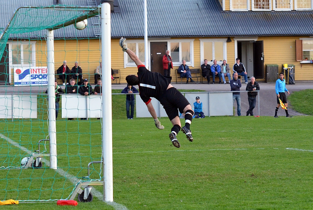 2012_0502_202237AB.JPG - Bäckby's målvakt gör en svettig räddning på ett skott från Filip Stjernfeldt. Bollen går på målvakten och sen i ribban och ut på planen