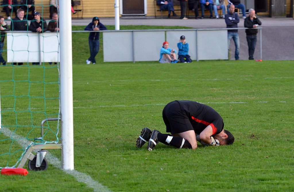2012_0502_202256AA.JPG - Bäckby's målvakt fick ont efter räddningen av Filip Stjernfeldts skott