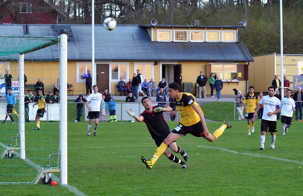 2012_0502_203641AB.JPG - Jaser Al-Mosawy fick ett jätteläge att nicka in bollen i målet, men bollen gick över