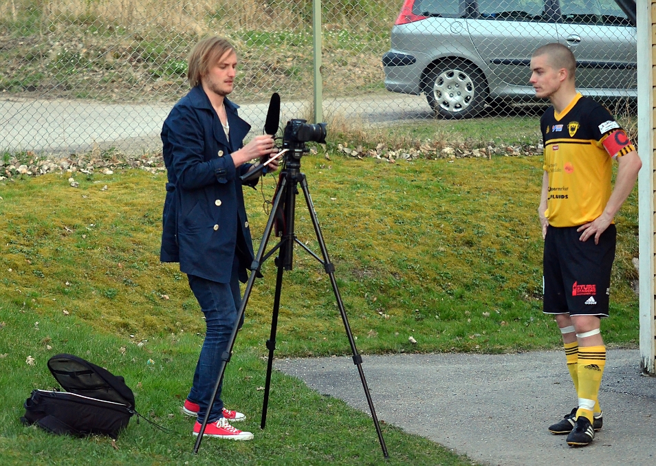2012_0502_204900AA.JPG - Gustav Gustavsson blir intervjuad av lokalt media